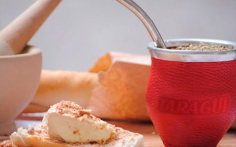Comer y tomar yerba mate taragui