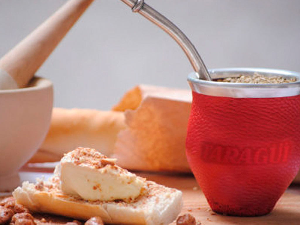 Comer y tomar yerba mate taragui
